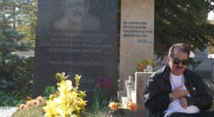 ibrahim tatlises neset ertasin mezarini ziyaret etti rZMv4LRJ.jpg