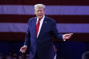 trump askerlerin maaslarinin odenmesi icin tum fonlari kullanma talimati verdi KVPx5L77.jpg